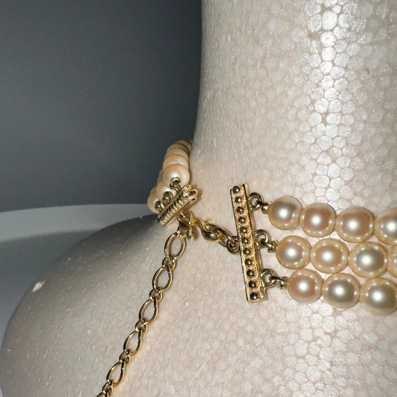 Elegant Pearl Necklace with Gold Accents - Picture 6 of 8